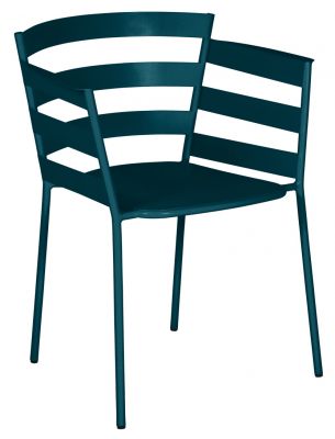 Blauer Rythmic Sessel von Fermob für den Außenbereich, moderner Gartenstuhl aus Metall.